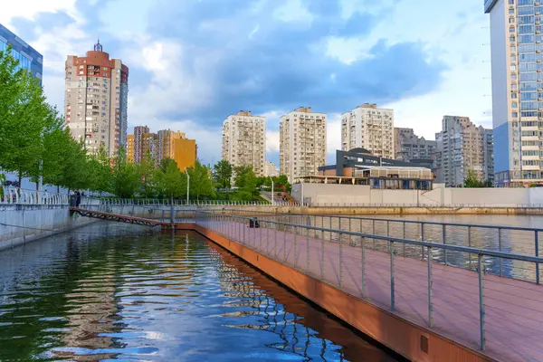 Kyiv, Ukrayna - 19 Mayıs 2025: Kyiv 'deki modern binalarla Nehir AVM yürüyüş yolunun geniş açılı görüntüsü, gün boyunca sakin su yansımalarıyla çekildi.