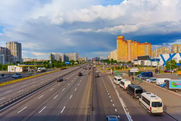 Kyiv, Ukrayna - 19 Mayıs 2025: Bazhana Bulvarı 'ndaki otobüslerin ve trafiğin gündüz saatlerinde Kyiv' deki konut binalarının yakınındaki görüntüsü.