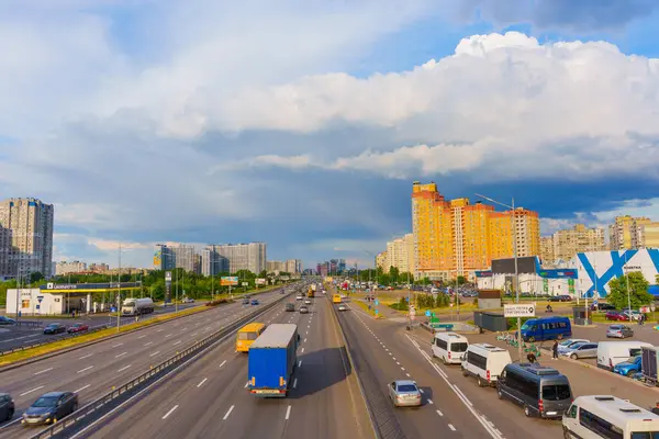 Kyiv, Ukrayna - 19 Mayıs 2025: Kyiv 'de yoğun bir otoyolun geniş açılı görüntüsü, gün boyunca parçalı bulutlu bir gökyüzü altında modern mimari ve araçları gösteriyor.