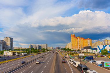 Kyiv, Ukrayna - 19 Mayıs 2025: Yoğun caddeler, binalar ve çarpıcı bir gökyüzünü gösteren Poznyaky ilçesinin geniş açılı görüntüsü.