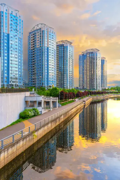 Kyiv, Ukrayna - 19 Mayıs 2025: Dnipro Nehri boyunca günbatımı renklerini yansıtan çağdaş binaların geniş açılı görüntüleri, Ukrayna 'nın başkenti Kyiv' de ele geçirildi..
