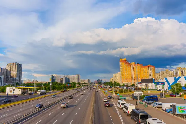 Kyiv, Ukrayna - 19 Mayıs 2025: Yoğun caddeler, binalar ve çarpıcı bir gökyüzünü gösteren Poznyaky ilçesinin geniş açılı görüntüsü.