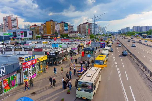 Kyiv, Ukrayna - 19 Mayıs 2025 Kyiv 'deki Poznyaky Metro İstasyonu' ndan insanlar otobüse biniyor..