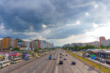 Kyiv, Ukrayna - 19 Mayıs 2025: Poznyaky, Kyiv 'deki otoban ve konut binalarının gündüz boyunca dramatik bulutlu bir gökyüzü altında ele geçirilmesi.