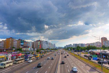 Kyiv, Ukrayna - 19 Mayıs 2025: Kyiv 'deki Bazhana Caddesi' nin geniş açılı görüntüsü, trafik ve kentsel manzarayı gösteriyor.