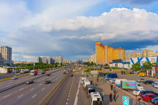 Kyiv, Ukrayna - 19 Mayıs 2025: Kiev 'deki Poznyaky Metro İstasyonu' ndaki şehirlerarası otobüslere genel bakış, Bazhana Bulvarı 'nda parçalı bulutlu bir gökyüzü altında trafiği gösteriyor.