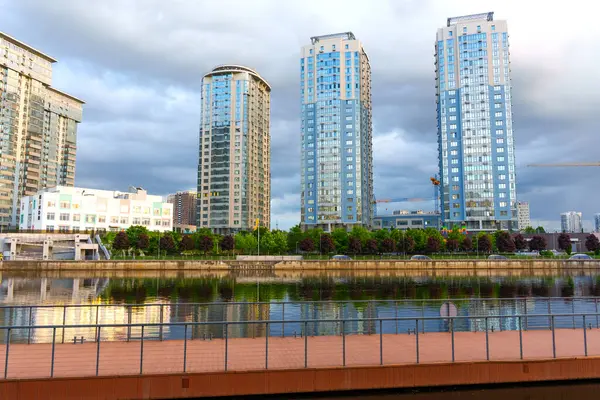 Kyiv, Ukrayna - 19 Mayıs 2025: Kyiv 'deki Dinyeper nehri suları boyunca yer alan River Stone apartman kompleksinin geniş açılı görüntüsü, modern mimari ve huzurlu yansımaları sergiliyor..