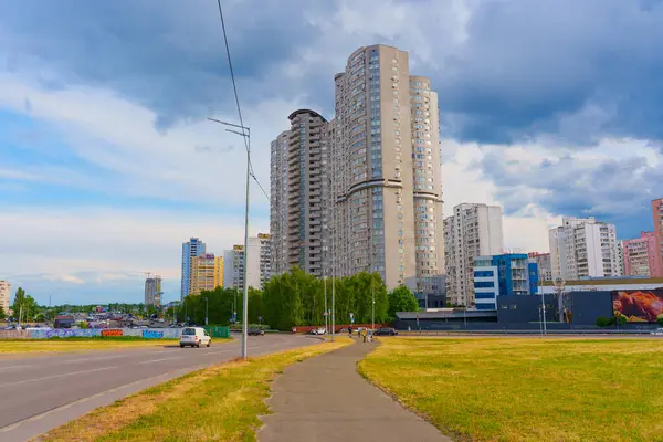 Kyiv, Ukrayna - 19 Mayıs 2025: Ukrayna 'nın Poznyaky ilçesindeki modern yerleşim binalarının manzarası dramatik bulutlarla dolu açık bir günde.