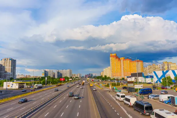 Kyiv, Ukrayna - 19 Mayıs 2025: Kyiv 'deki Poznyaky Metro İstasyonu' ndaki şehirlerarası otobüslerin geniş açılı görüntüsü, Bazhana Bulvarı 'nda alışveriş merkezleri ile trafiği gösteriyor.