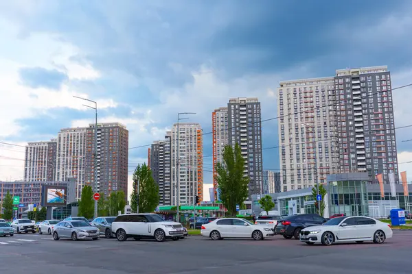 Kyiv, Ukrayna - 19 Mayıs 2025: Kyiv 'deki Residential Complex Seven' ın geniş açılı çekimi, çarpıcı gökyüzü altında modern gökdelenleri ve araçları göstermektedir..