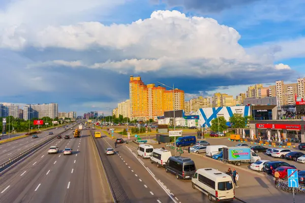 Kyiv, Ukrayna - 19 Mayıs 2025: Ukrayna 'nın başkenti Kyiv' de alışveriş merkezleri yakınlarındaki Bazhana Bulvarı 'ndaki şehirlerarası otobüs ve trafiğin görüntüsü.