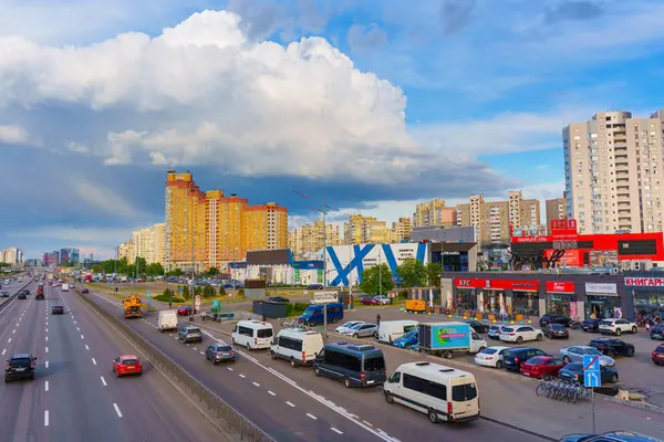 Kyiv, Ukrayna - 19 Mayıs 2025: Geniş açılı çekim, Ukrayna 'nın Kyiv kentindeki bir otoyolda trafik sıkışıklığını yakalıyor..