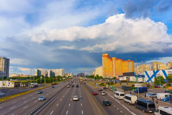 Kyiv, Ukrayna - 19 Mayıs 2025: Poznyaky ilçesinin geniş açılı görüntüsü, Ukrayna 'nın Kyiv kentinde bulutlu bir gökyüzü altında otobüs parkı ve konut binaları.