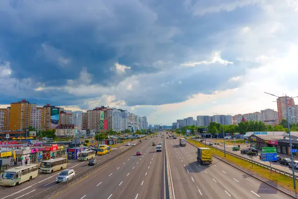 Kyiv, Ukrayna - 19 Mayıs 2025: Kyiv 'deki Poznyaky bölgesinin geniş açılı görüntüsü, bulutlu bir gökyüzü altında trafik ve yüksek binaları gösteriyor.