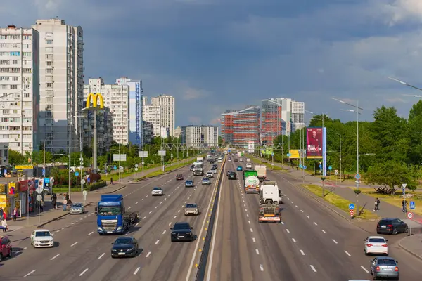 Kyiv, Ukrayna - 19 Mayıs 2025: Bazhana Bulvarı, Kharkivska metro istasyonu yakınlarındaki trafik yoğunluğu, Ukrayna 'nın başkenti Kyiv' de kentsel yaşamı gözler önüne seriyor.