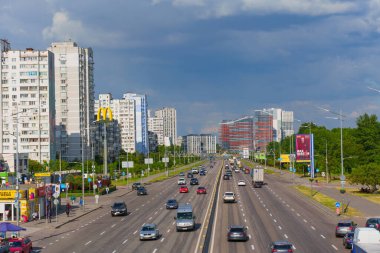 Kyiv, Ukrayna - 19 Mayıs 2025: Kharkivska Metro İstasyonu yakınlarındaki Kyiv, Ukrayna 'daki Bazhana Bulvarı' nın hareketli görüntüsü, trafik ve kentsel gelişimi gösteriyor.