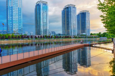 Kyiv, Ukrayna - 19 Mayıs 2025: Ukrayna 'nın başkenti Kyiv' de nehre yansıyan Riverstone konut kompleksinin geniş açılı görüntüsü.