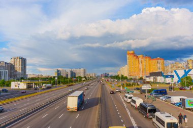 Kyiv, Ukrayna - 19 Mayıs 2025: Ukrayna 'nın başkenti Kyiv' de Poznyaky metro istasyonunda şehir içi otobüs trafiği.