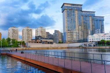 Kyiv, Ukrayna - 19 Mayıs 2025: Ukrayna 'nın Kyiv kentindeki nehir kıyısı boyunca yer alan nehir alışveriş merkezinin ve modern binaların geniş açılı bir perspektifle ele geçirilmesi.