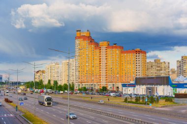 Kyiv, Ukrayna - 19 Mayıs 2025: Poznyaky, Kyiv 'deki Bazhana Bulvarı boyunca bulunan yerleşim binalarının ve piramit alışveriş merkezinin geniş açılı görüntüsü, parçalı bulutlu bir gökyüzü altında.