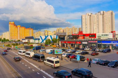 Kyiv, Ukrayna - 19 Mayıs 2025: Kyiv 'in Poznyaky ilçesinin ticari ve konut binaları, bir otobüs park alanı ve işlek caddelerin yoğun manzarası.