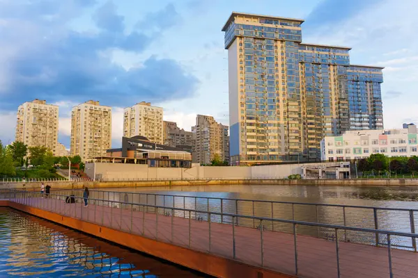 Kyiv, Ukrayna - 19 Mayıs 2025: Kyiv 'deki River Mall İskelesi' nin geniş açılı çekimi, modern yerleşim yerleri, bir restoran ve rıhtımın keyfini çıkaran insanlar.
