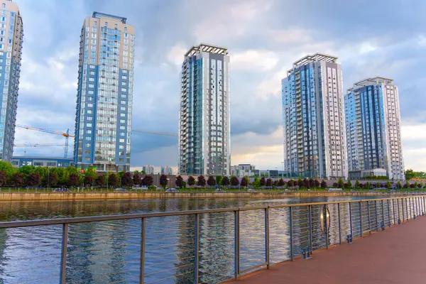 Kyiv, Ukrayna - 19 Mayıs 2025: Kyiv 'deki Riverstone konut kompleksinin geniş açılı görüntüsü, akşamları nehir kıyısı boyunca modern yüksek binaları gösteriyor.