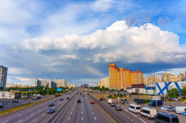 Kyiv, Ukrayna - 19 Mayıs 2025: Kyiv 'in Poznyaky ilçesinin havadan görünüşü, karayolu trafiğiyle birlikte konut ve ticari mülkleri gösteriyor.