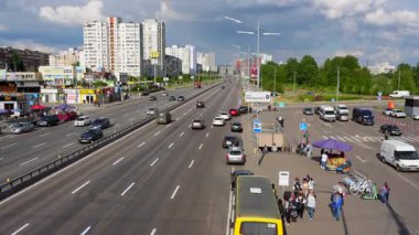 Kyiv, Ukrayna - 19 Mayıs 2025: Ukrayna 'nın Kyiv kentindeki Kharkivska metro istasyonu yakınlarında trafik ve yayaların bulunduğu Bazhana Caddesi' nin havadan görünüşü.