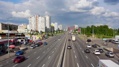 Kyiv, Ukrayna - 19 Mayıs 2025: Bazhana Bulvarı Ukrayna 'nın Kyiv kentindeki Kharkivska Metro İstasyonu yakınlarında araç ve yayalarla dolup taşıyor.