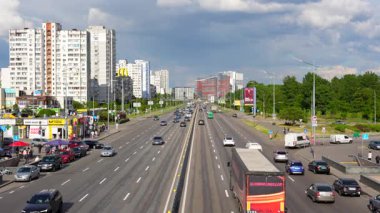 Kyiv, Ukrayna - 19 Mayıs 2025: Ukrayna 'nın Kyiv kentindeki Kharkivska metro istasyonu yakınlarındaki trafik ve binalarla Bazhana Bulvarı' nın havadan görünüşü.