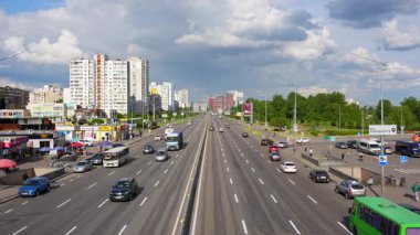 Kyiv, Ukrayna - 19 Mayıs 2025: Güneşli bir günde Kharkivska metro istasyonu yakınlarındaki trafik, binalar ve şehir yaşamını gösteren Bazhana Bulvarı.