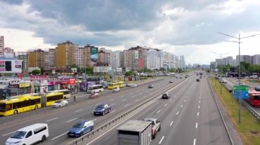 Kyiv, Ukrayna - 19 Mayıs 2025: Bazhana Bulvarı 'ndaki hareketli trafiğin havadan görüntüsü, Ukrayna' nın başkenti Kyiv 'deki Poznyaky metro istasyonu yakınlarındaki dükkanlar ve konut binaları.