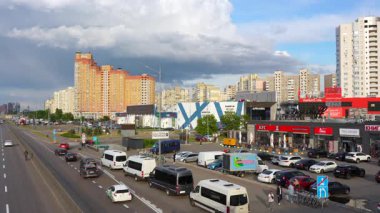 Kyiv, Ukrayna - 19 Mayıs 2025: Ukrayna 'nın başkenti Kyiv' de alışveriş merkezleri yakınlarındaki Bazhana Bulvarı 'ndaki şehirlerarası otobüs ve trafiğin görüntüsü.