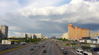 Kyiv, Ukrayna - 19 Mayıs 2025: Kyiv 'in Poznyaky ilçesinin geniş açılı görüntüsü, bir otoyol, konut binaları ve gökyüzünde dramatik bulutlar.