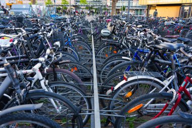 Heidelberg, Almanya - 21 Haziran 2025: Şehir ortamında sayısız bisikletin bulunduğu yoğun bir park alanı, gün ışığında net bir görüş mesafesi ile ele geçirildi.