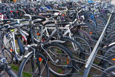 Heidelberg, Almanya - 21 Haziran 2025: Yoğun bir şekilde paketlenmiş bisiklet parkı gündüz saatlerinde park edilmiş çoklu bisikletleri gösteriyor.