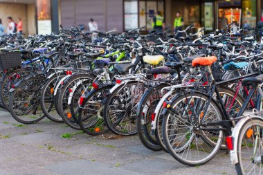 Heidelberg, Almanya - 21 Haziran 2025: Kalabalık bisiklet park alanı gün ışığında kentte yakın bir yere park edilmiş çok sayıda bisikletin yer aldığı.