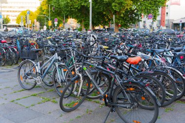Heidelberg, Almanya - 21 Haziran 2025: Kalabalık bisiklet park alanı açık gün ışığı altında kentsel bir yerde çeşitli bisikletlerle dolu.