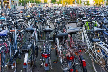 Heidelberg, Almanya - 21 Haziran 2025: Öğleden sonra saatlerinde yoğun bisiklet parkı.