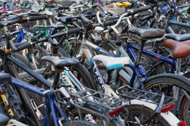 Heidelberg, Almanya - 21 Haziran 2025: Kentsel bir ortamda park edilmiş çeşitli bisikletlerin yoğun aranjmanı.