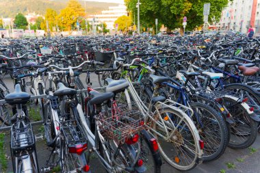 Heidelberg, Almanya - 21 Haziran 2025: Birçok farklı bisikletle kalabalık bisiklet park alanı.