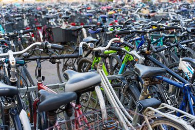 Heidelberg, Almanya - 21 Haziran 2025: Gündüz vakti çeşitli bisiklet tipleriyle dolu yoğun bisiklet parkı.