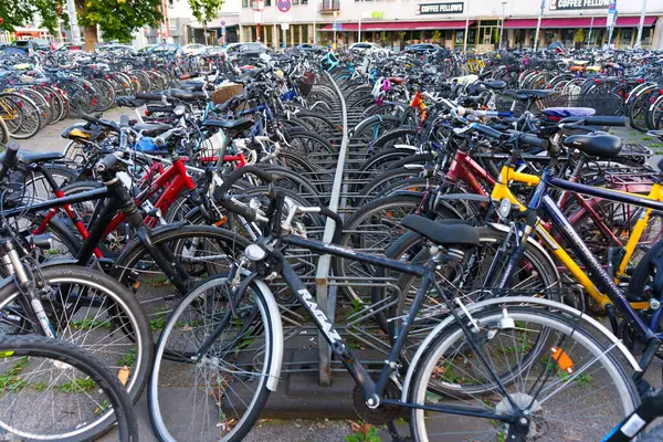 Heidelberg, Almanya - 21 Haziran 2025: Gündüzleri bisikletlerin çeşitli türleriyle dolu kalabalık park alanı.