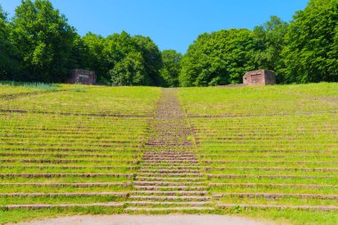 Güneşli bir günde Heidelberg 'de yemyeşil yemyeşil yeşil merdivenlerle çevrili eski açık hava tiyatrosunun geniş açılı görüntüsü..