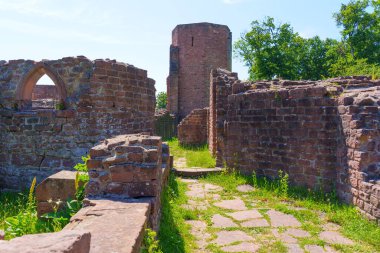 St. Michael Manastırı 'nın taş kalıntıları açık mavi gökyüzünün altında yeşilliklerle çevrili..