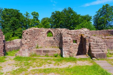 Aziz Michael Manastırı 'nın antik kalıntıları. Parlak mavi gökyüzünün altında yemyeşil ile çevrili..
