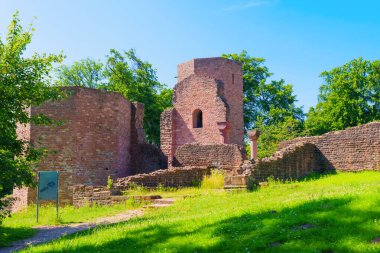 St. Michael Manastırı 'nın kalıntıları, açık mavi gökyüzünün altında yeşilliklerle çevrili, tuğladan yapılar sergileniyor..