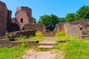 St. Michael Manastırı 'nın tarihi kalıntıları açık mavi gökyüzünün altında canlı yeşillikler arasında kurulmuştur..