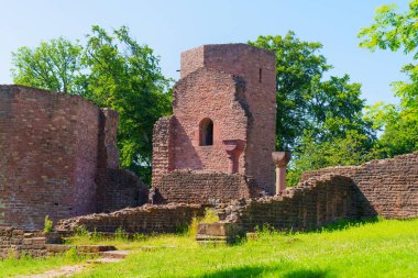 Aziz Michael Manastırı 'nın taş kalıntıları. Parlak gün ışığında yeşilliklerle çevrili..
